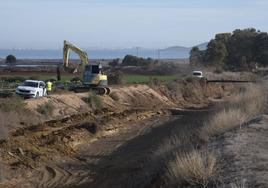 Obras de restauración de la rambla del Beal, en febrero, para frenar el arrastre de residuos mineros al Mar Menor.