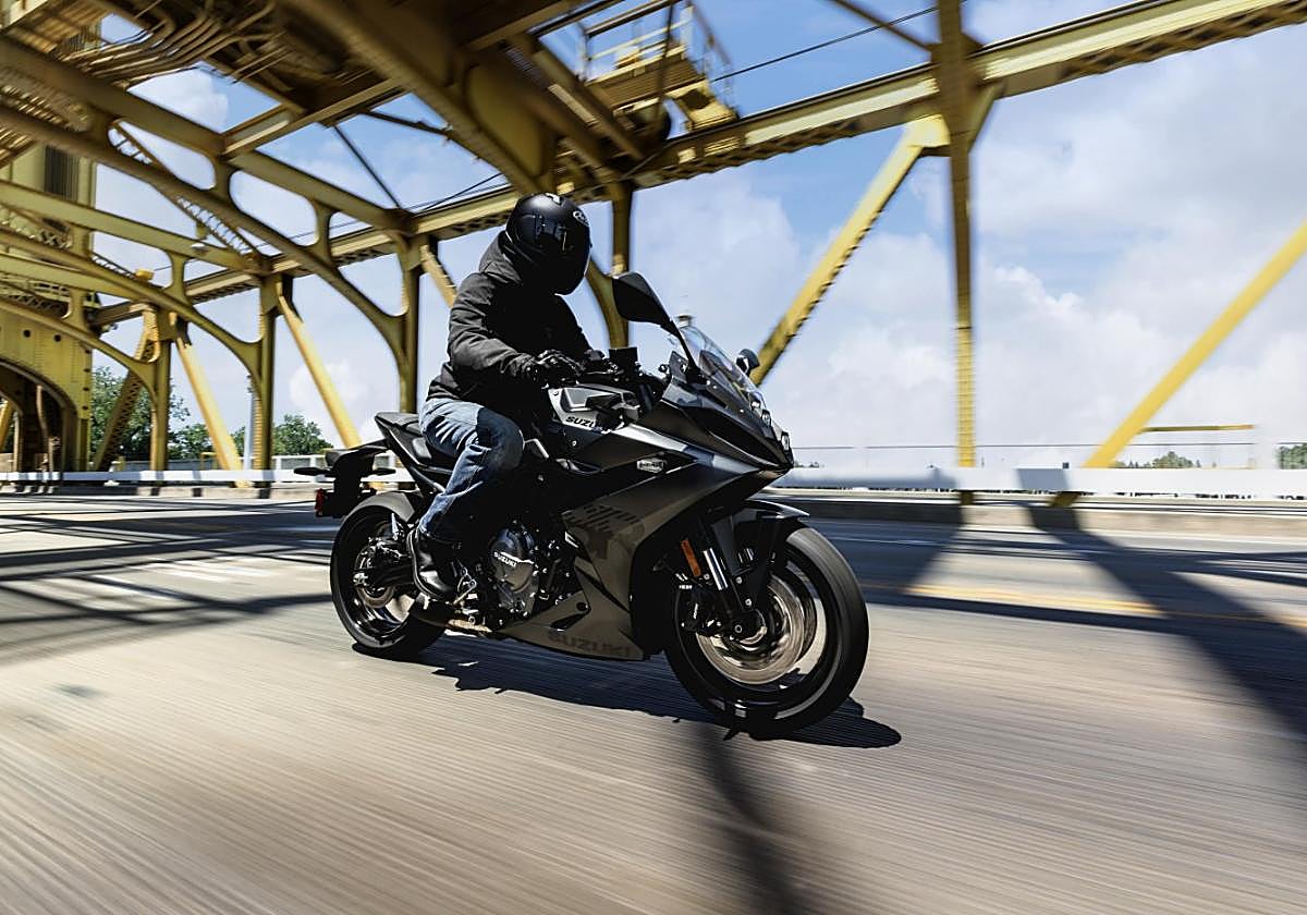 Placer de conducir.La GSX-8R se une a la serie GSX-S, presentando un aspecto de superbike que evoca el placerde conducir combinado con un rendimiento deportivo satisfactorio.