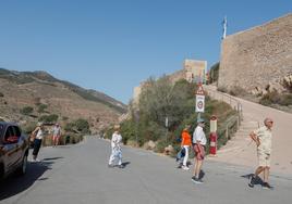 Turistas acceden a pie hasta el castillo de Lorca.