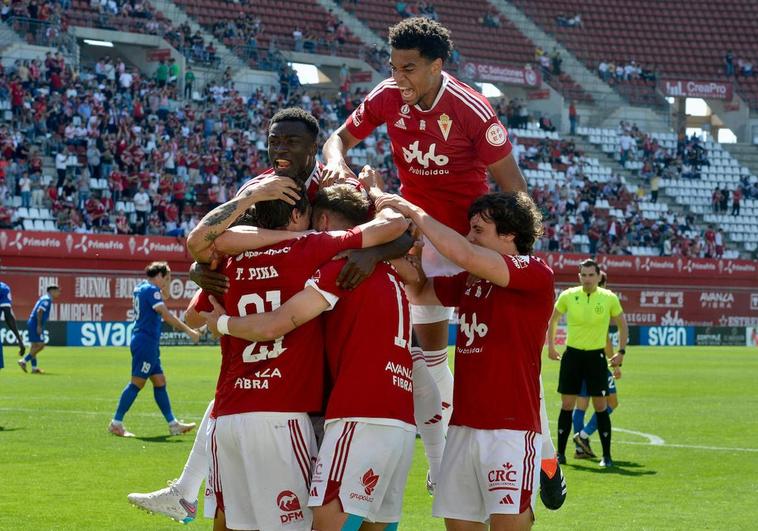 Los jugadores del Real Murcia hacen una piña para celebrar uno de los goles.