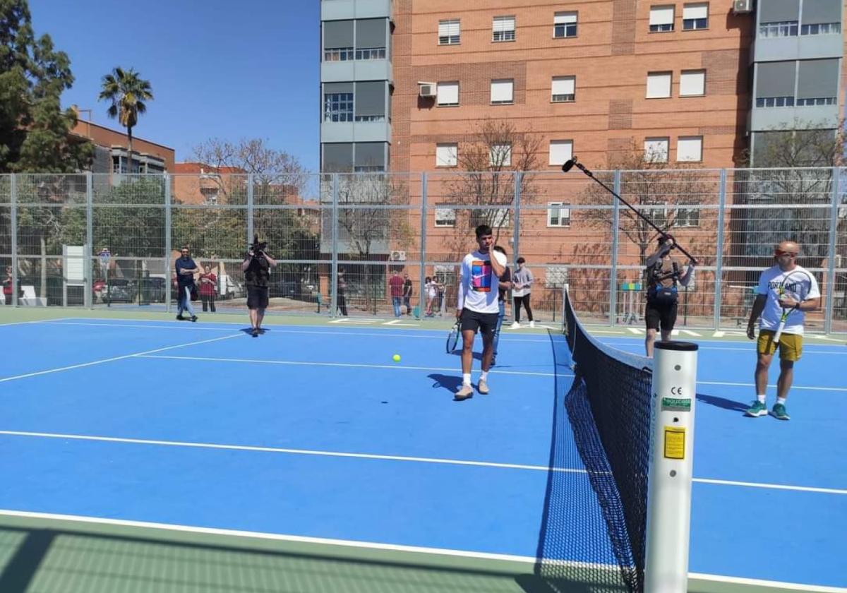 Carlos Alcaraz, tras entrenarse ayer en las nuevas pistas de tenis municipales de El Palmar.