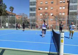 Carlos Alcaraz, tras entrenarse ayer en las nuevas pistas de tenis municipales de El Palmar.