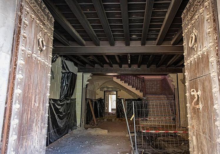 Vista del interior del Palacio desde la calle Francisco Díe.