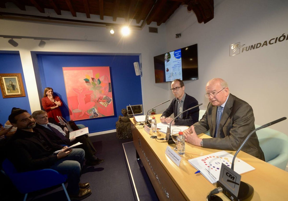 Carlos Egea, presidente de la Fundación Cajamurcia (primero por la derecha) junto a Javier Martínez Gilabert, director general de Transformación Digital. De pie, María Quiles, de la Cátedra de Políticas Públicas de la UMU. Sentados en primera fila, Carlos Ortiz Bru, de la Representación de Permanente de España en la UE y Nacho Gómez, presentador de La7 y moderador del debate.