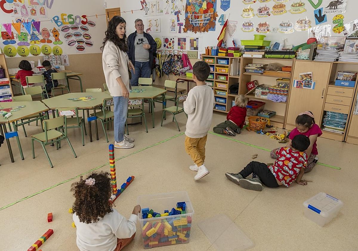 Alumnos de Educación Infantil en el colegio Félix Rodríguez de la Fuente de Los Nietos, en Cartagena.