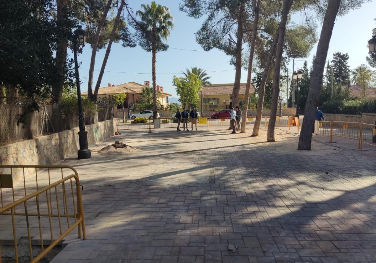 Obras de renovación para el parque en la pedanía de Los Valientes.