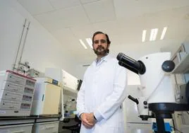 El investigador Sebastián Cánovas Bernabé, en el laboratorio de la Universidad de Murcia.