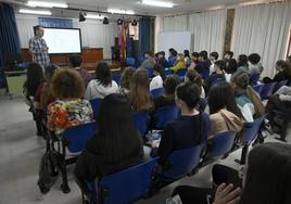 Estudiantes del IES Saavedra Fajardo, durante una de las charlas.