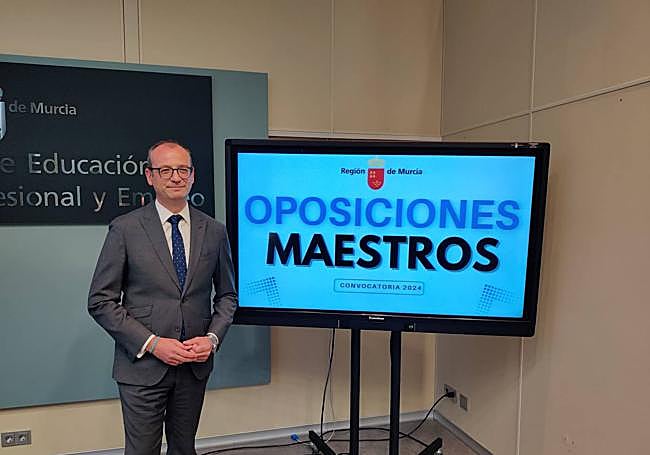 El consejero Víctor Marín, este lunes, en la rueda de prensa para anunciar la convocatoria.