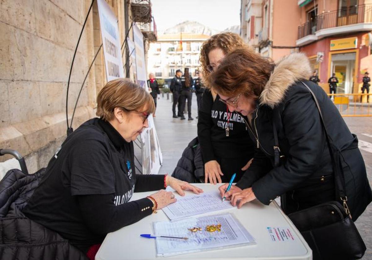 Miembras del Ampa recogen firmas a las puertas del Ayuntamiento.