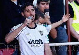 Juan Antonio Ros agarra el micrófono de los aficionados.