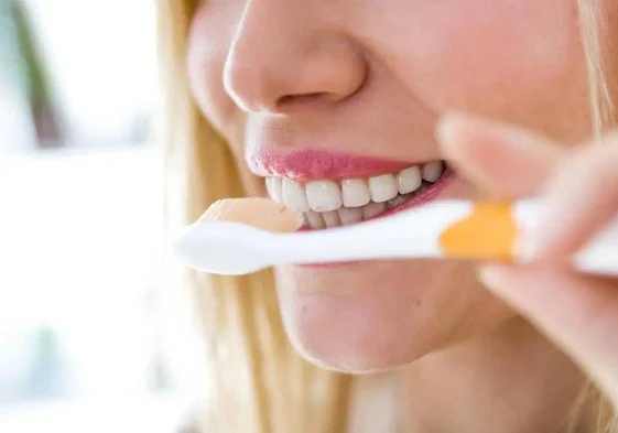Un estudiante de odontología explica los hábitos que hay que evitar al cepillarse los dientes para no dañarlos.