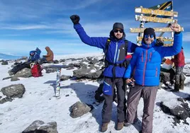 El montañero sordociego Javier García Pajares y su tocayo, guía y tío político, el murciano Javier García Bernal, hacen cima en el Kilimanjaro (Tanzania).