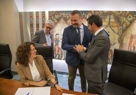 Segado y Alpañez se saludan ante María José Ruiz (Vox) y Miguel Ángel Miralles (PP), en la Junta de Portavoces de este martes.