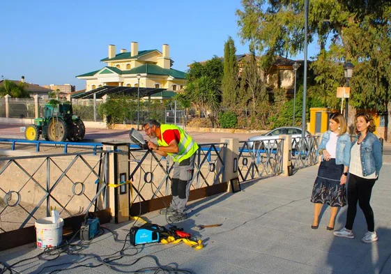 La concejala de Desarrollo Local y una técnico supervisan los trabajos en el puente de La Torta.