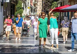 Turistas visitan el centro de la ciudad de Murcia en una imagen de archivo.