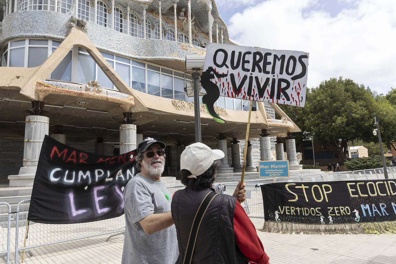 En imágenes: manifestantes protestan en la puerta de la Asamblea