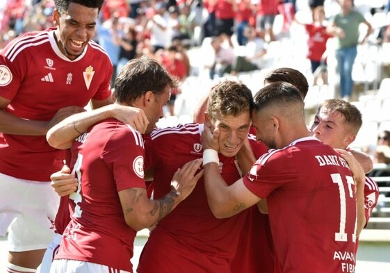 Alberto González es felicitado tras su gol al Algeciras.