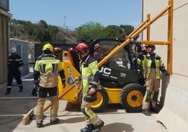 Los bomberos practican el apuntalamiento de edificios en casos de emergencia, dentro de un plan formativo de la Escuela de Seguridad Pública.