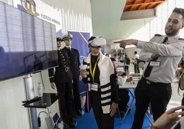 Un militar realiza una demostración virtual a varios jóvenes en el sitio montado por la Armada.