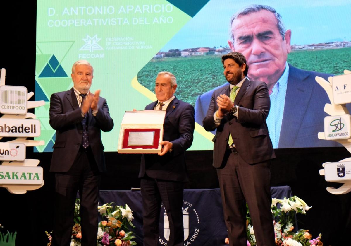 Santiago Martínez y López Miras entregan la placa como Cooperativista del Año a Antonio Aparicio.