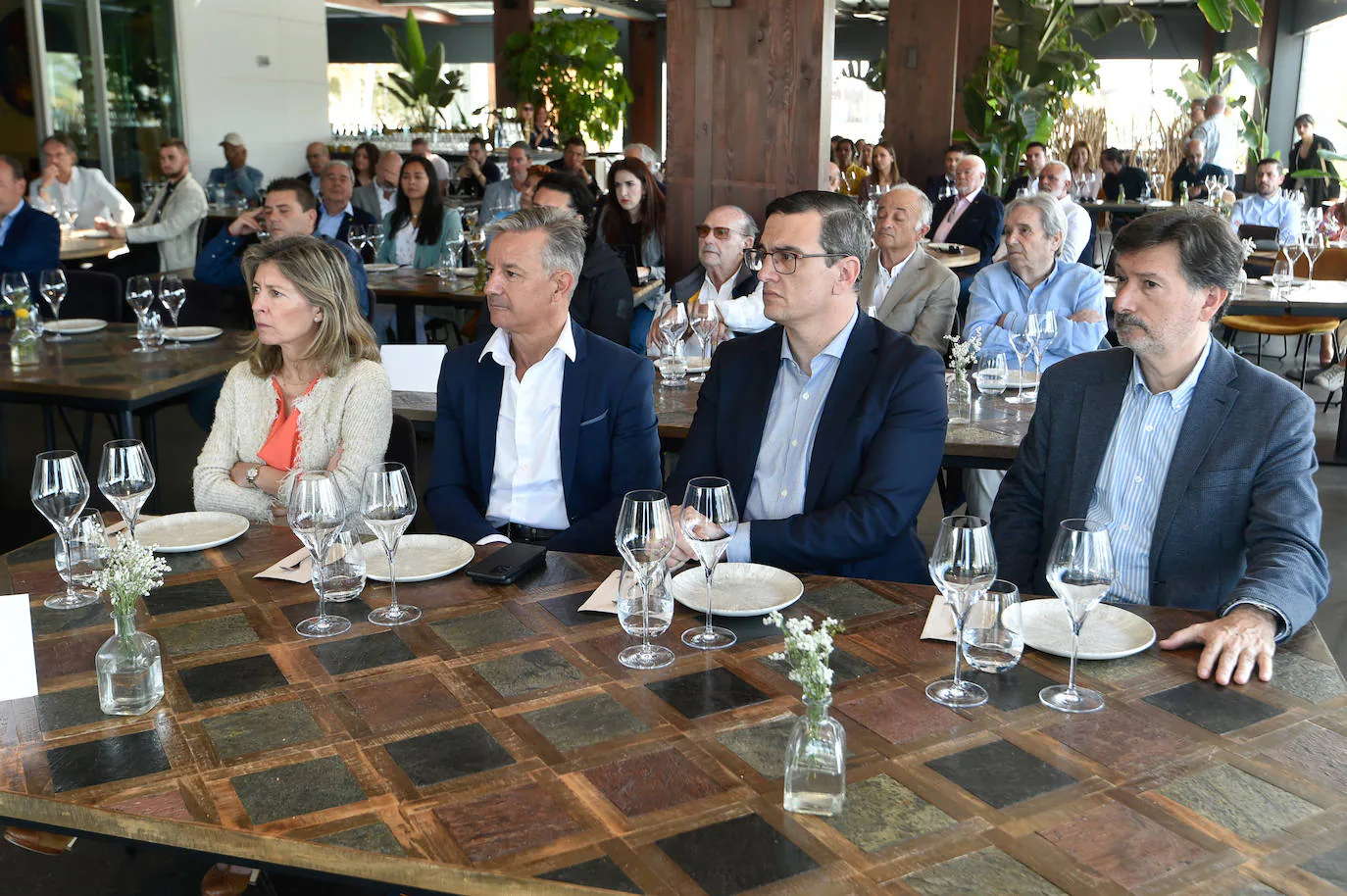 From left  to right  Ana Mesa with her husband, the chief admiral of the Cartagena Arsenal, Alejandro Cuerda;  José María Gómez, general director of the Port Authority;  and Fernando Muñoz, head of the APC Exploitation Area.