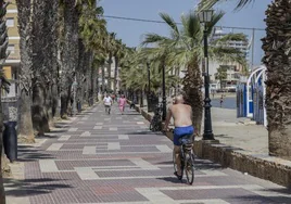 Un ciclista circula por uno de los tramos del paseo marítimo de Los Alcázares, esta semana.
