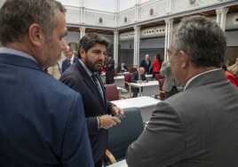 Segado y Vázquez conversan, ayer, con López Miras.