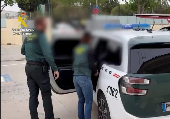 Los agentes detienen al delincuente.