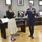 Pedro Sánchez recibe el bastón de mando este jueves.