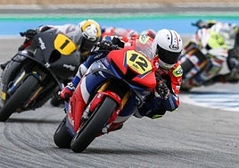 Borja Gómez (número 12) liderando la carrera del Nacional de superbike hace dos semanas en el circuito de Jerez.