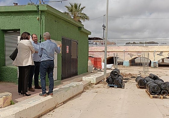 El alcalde, la edil y un técnico, ayer, en la zona de la Pescadería.