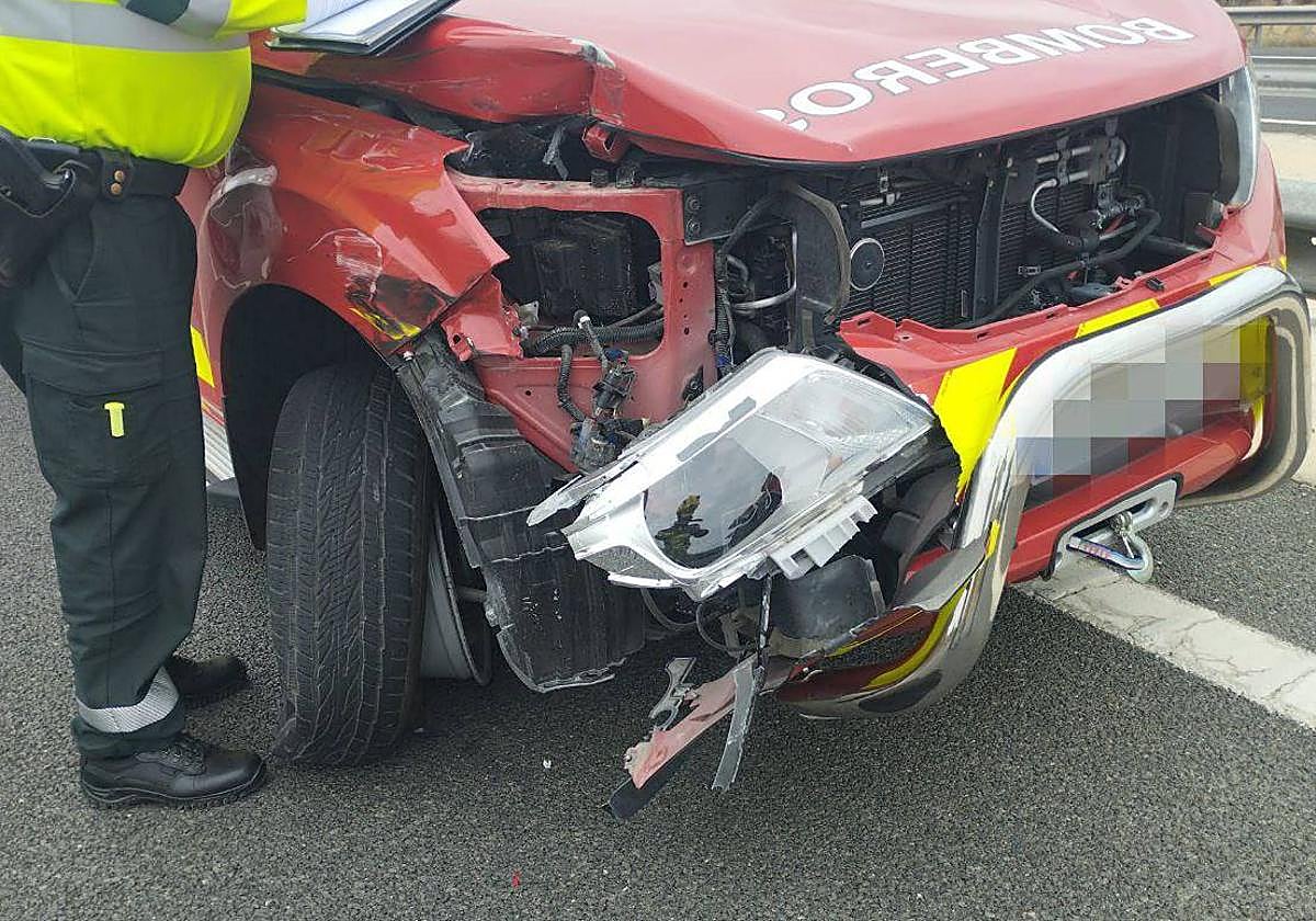 Daños del vehículo de bomberos tras el accidente.