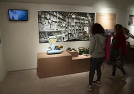 Dos mujeres visitan el museo etnográfico del Campo de Cartagena en Los Puertos de Santa Bárbara.
