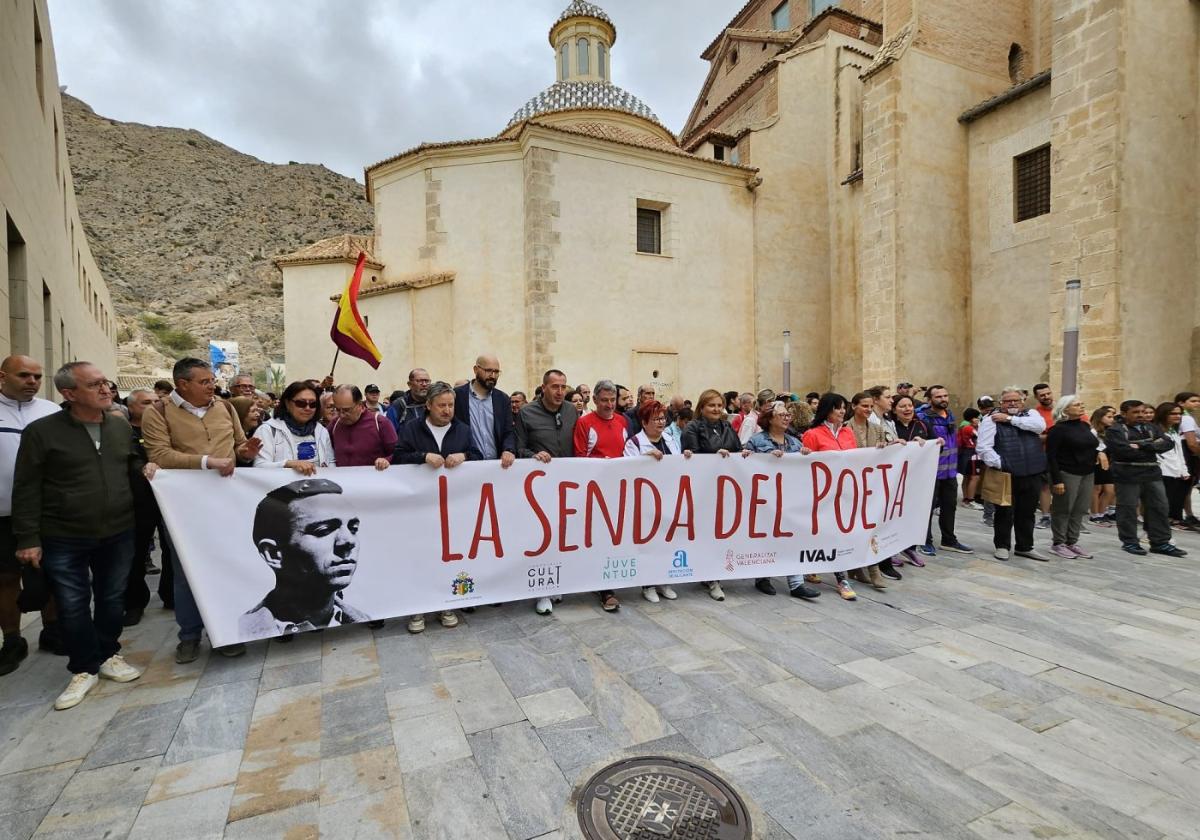 La pancarta institucional abandona el Rincón Hernandiano.