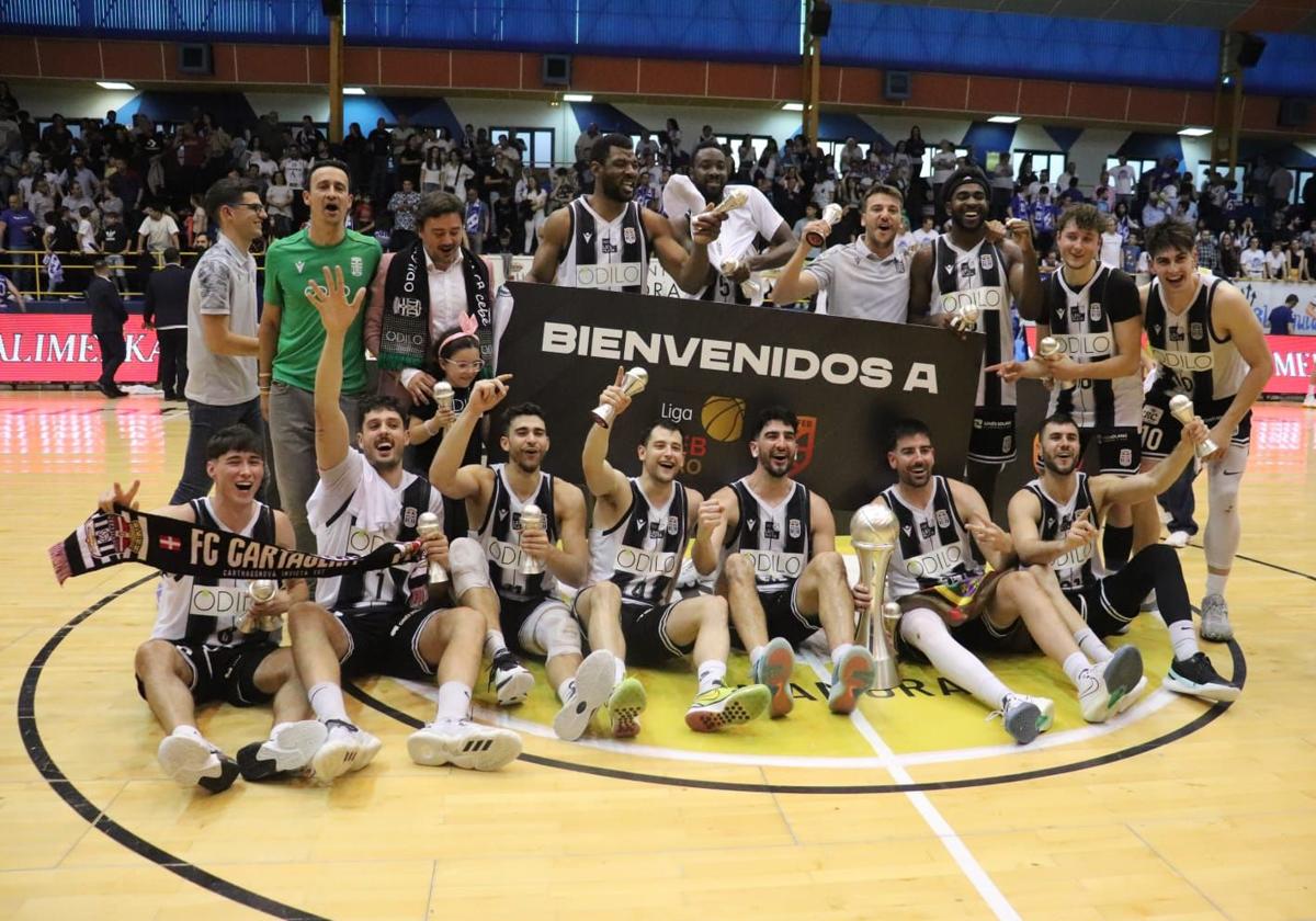 Los jugadores y el cuerpo técnico celebrando, este sábado, el ascenso.