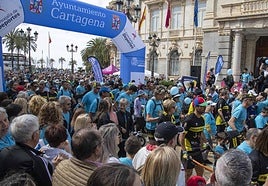 Salida de la marcha solidaria desde la Plaza del Ayuntamiento.