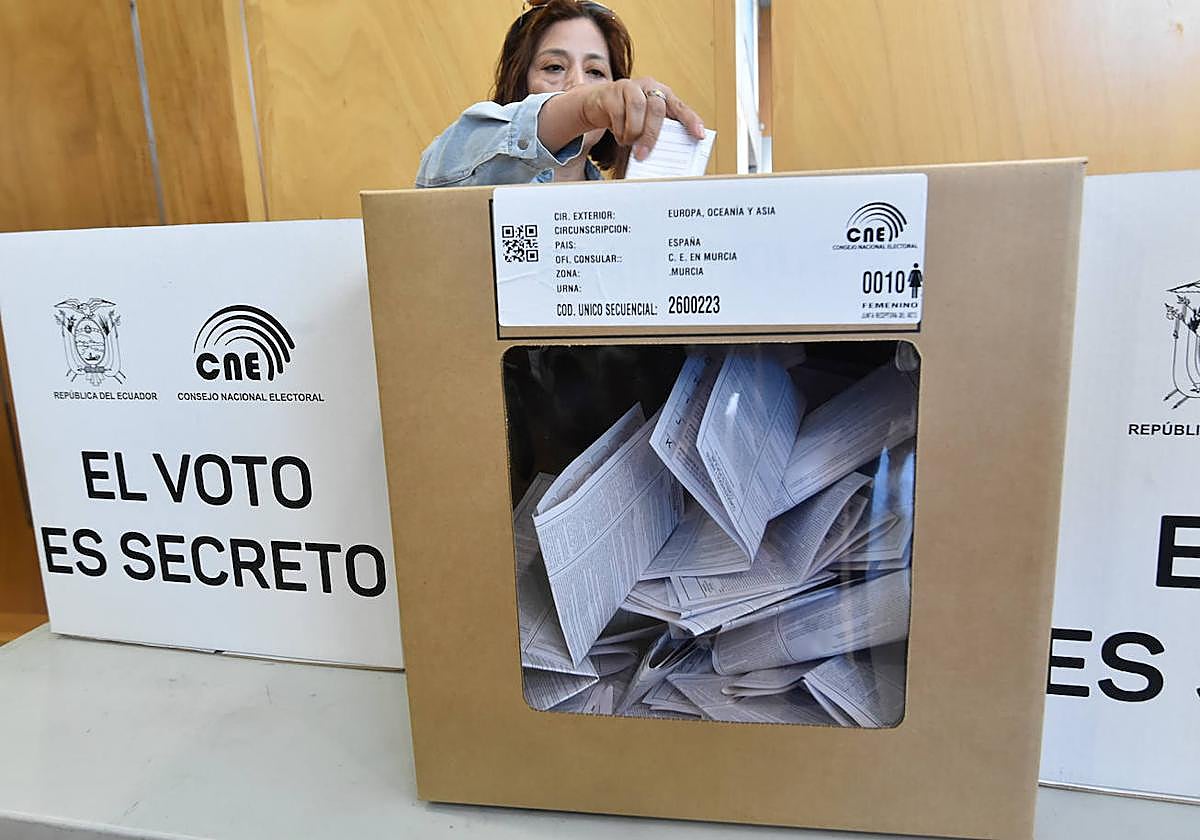 Las imágenes del voto de los ecuatorianos de la Región
