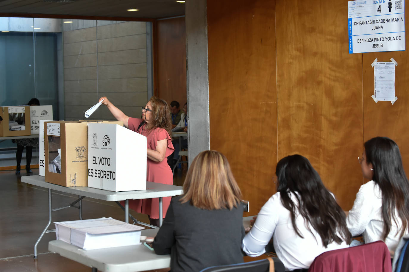 Las imágenes del voto de los ecuatorianos de la Región