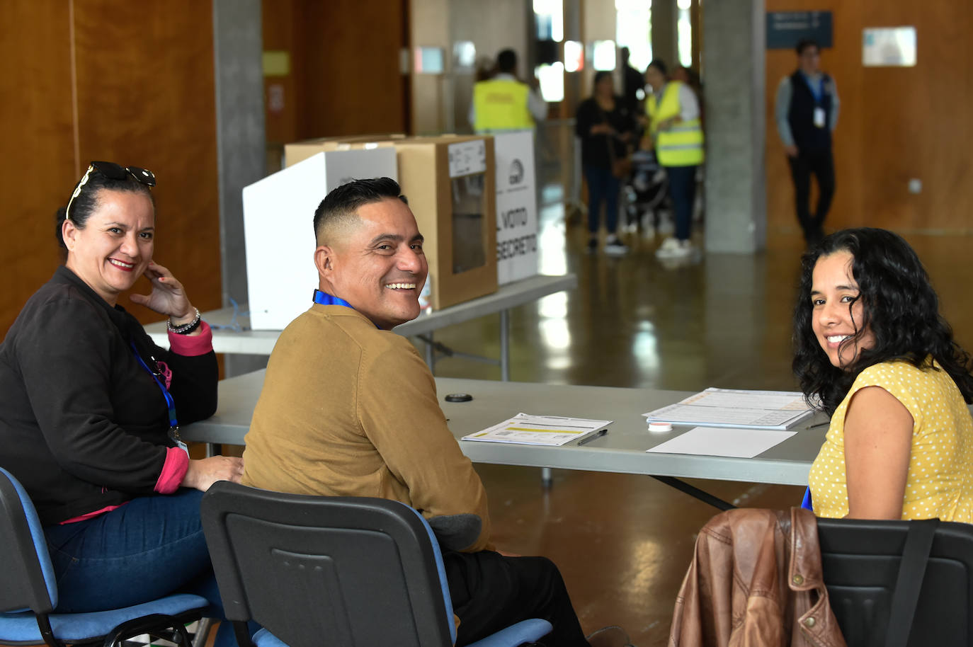 Las imágenes del voto de los ecuatorianos de la Región