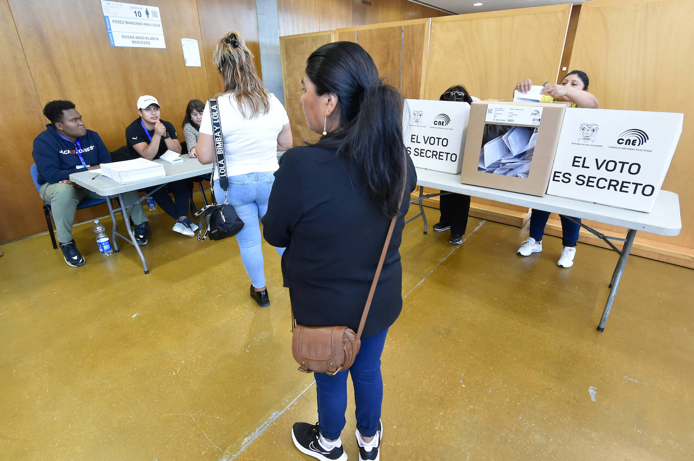 Las imágenes del voto de los ecuatorianos de la Región