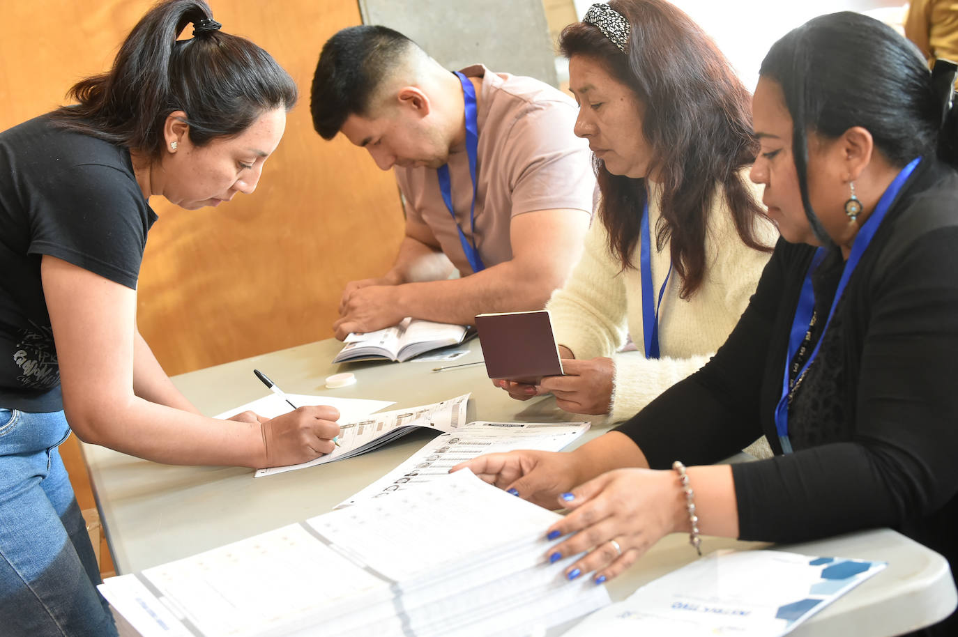 Las imágenes del voto de los ecuatorianos de la Región