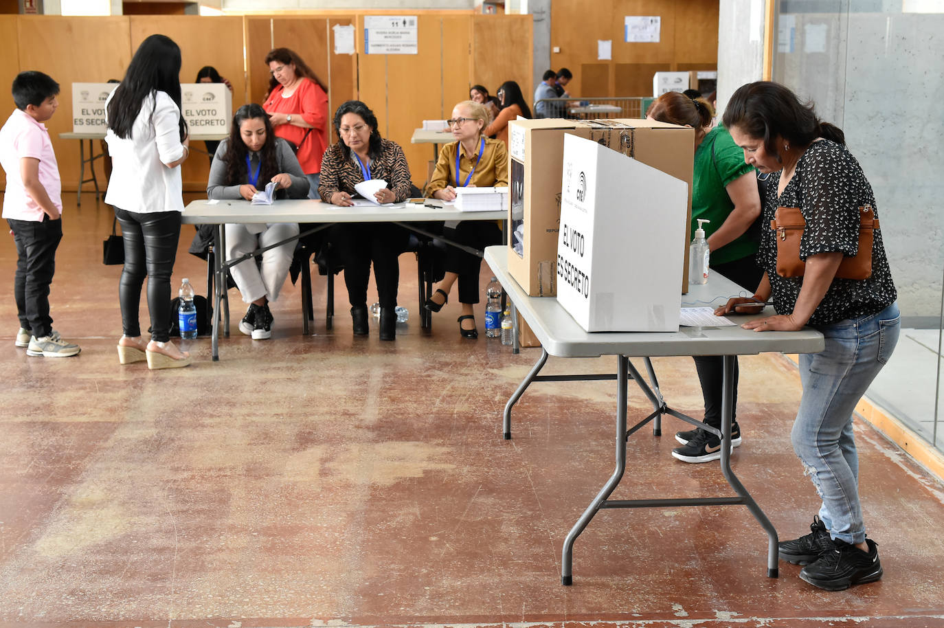 Las imágenes del voto de los ecuatorianos de la Región