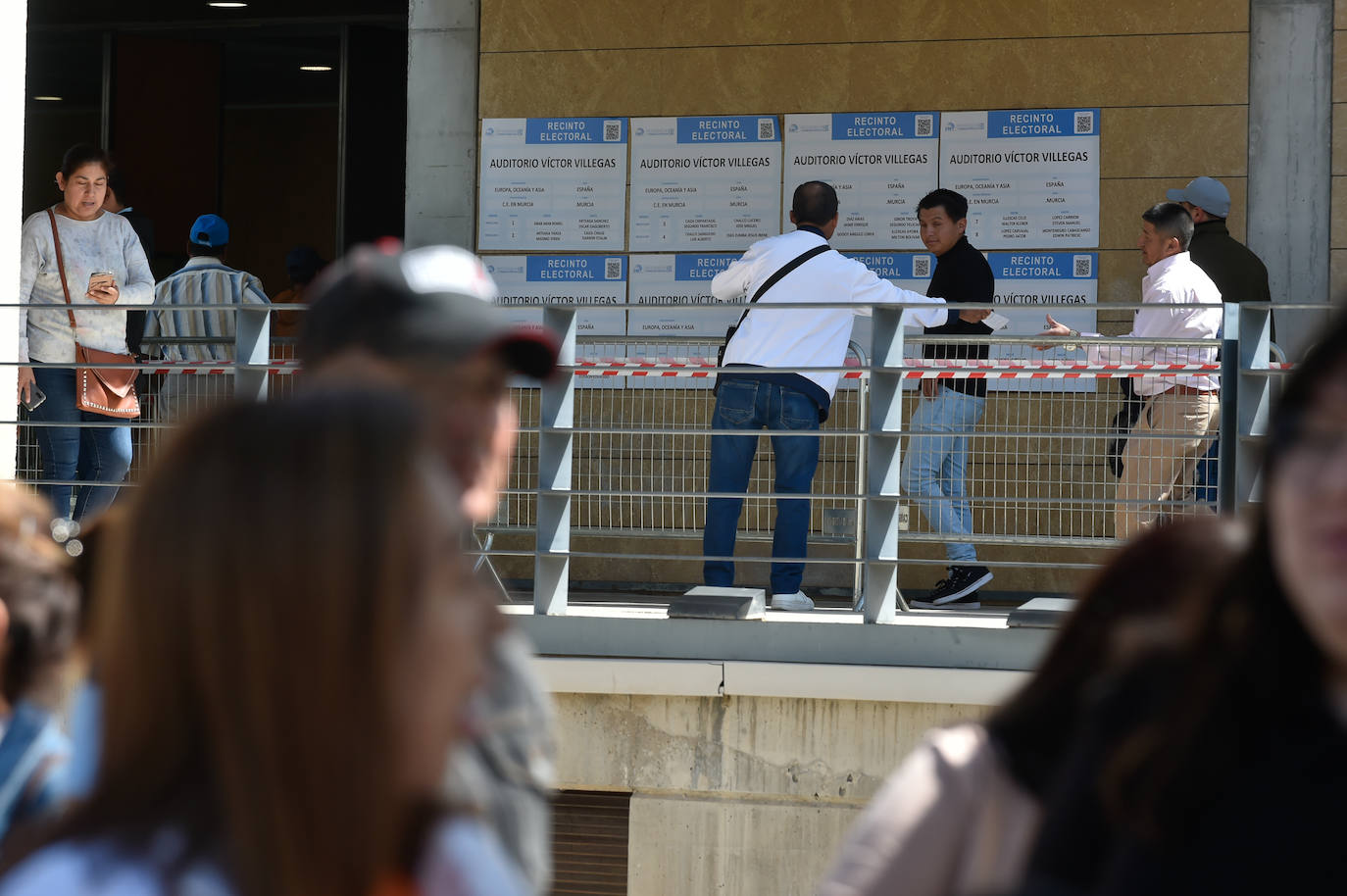 Las imágenes del voto de los ecuatorianos de la Región