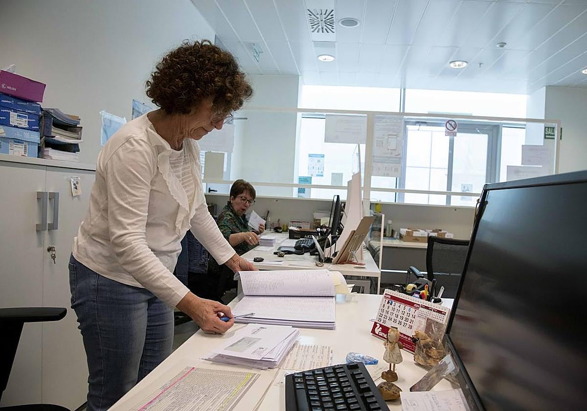 Funcionarios del Ayuntamiento con los ordenadores apagados por el ataque informático.