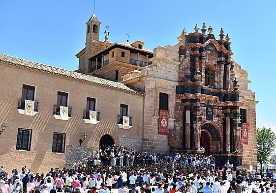 Sorteo del orden de salida de la Carrera del Dos de Mayo en la explanada del castillo.