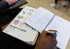 Un extranjero estudia español en una imagen de archivo.