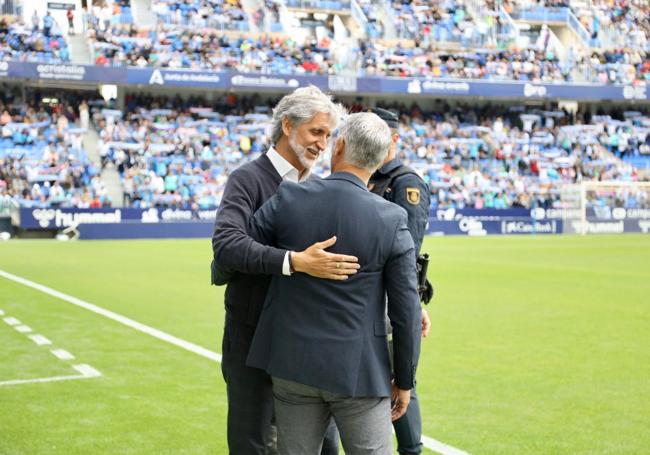 Alfaro, entrenador del Murcia, saluda a Pellicer, técnico del Málaga.