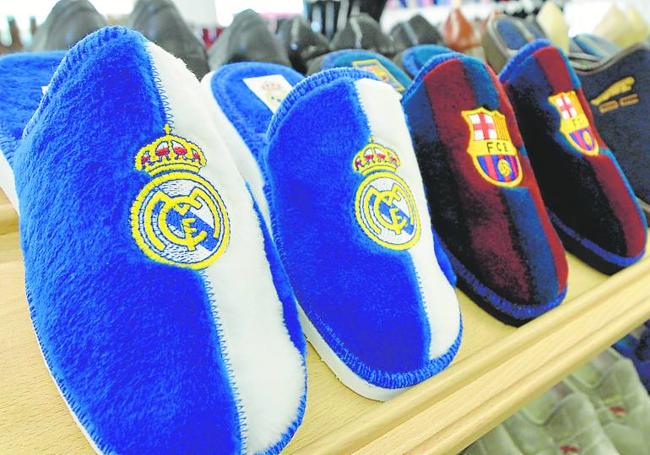 Modelos para los aficionados del Real Madrid y del FC Barcelona.