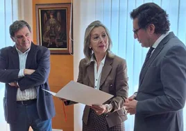 La magistrada Pilar Alonso firmando su cese junto al presidente de la Audiencia Provincial, Miguel Ángel Larrosa (izq.) y el presidente del TSJ, Miguel Pasqual del Riquelme.